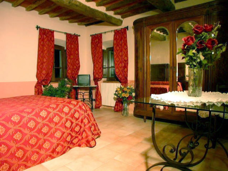 Le Balze Accommodations in Tuscany with SPA near Arezzo